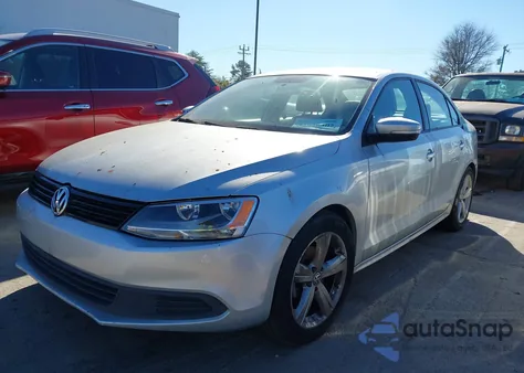 2014 Volkswagen Jetta 1.8T Se z USA, uszkodzony, nr VIN 3VWD17AJ0EM264612